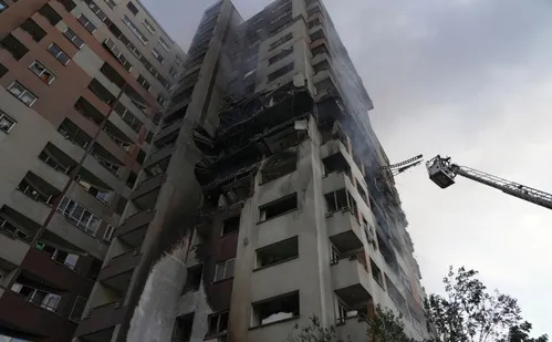 
          Imagem ilustrativa da imagem Israel lança nova onda de ataques contra Irã, que retalia com drones
          