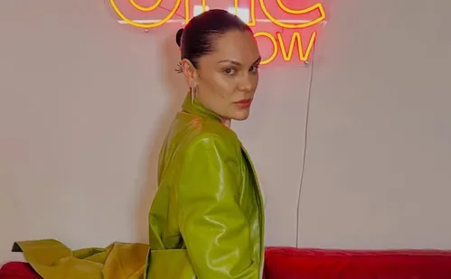 
          Imagem ilustrativa da imagem Jessie J revela que está com câncer de mama: 'é uma droga'
          