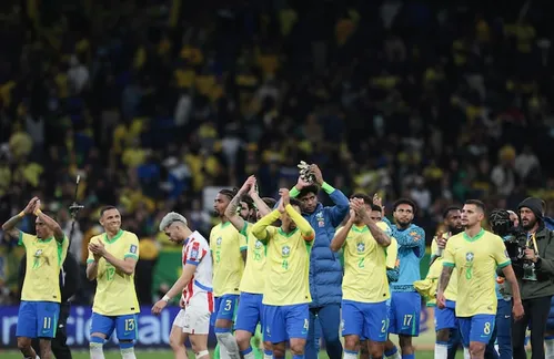 
          Imagem ilustrativa da imagem Jogadores da seleção adotam discurso de Alisson e querem pés no chão contra pecha de favorito
          