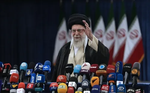 
          Imagem ilustrativa da imagem Khamenei declara vitória contra Israel, em 1ª aparição desde início de cessar-fogo
          