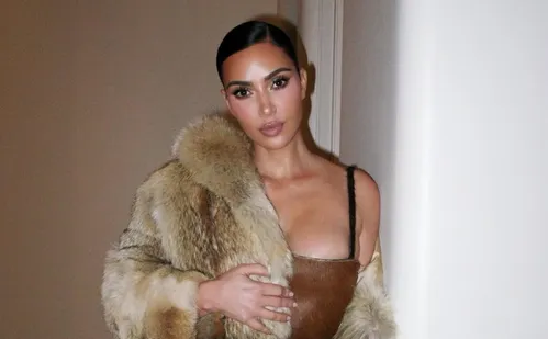 
          Imagem ilustrativa da imagem Kim Kardashian chora durante depoimento de roubo de joias: 'Achei que fosse morrer'
          