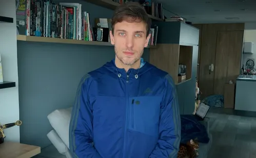 
          Imagem ilustrativa da imagem Leo Lins atribui piadas consideradas racistas a 'persona cômica' que interpreta
          