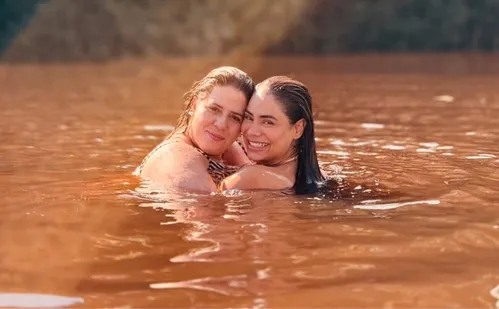 
          Imagem ilustrativa da imagem Lexa e Tati Machado viajam juntas para o Amazonas após luto e perda gestacional
          