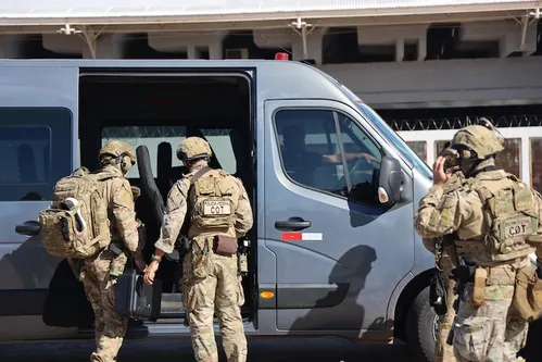 
          Imagem ilustrativa da imagem Líder do PCC é expulso da Bolívia e entregue à Polícia Federal brasileira
          