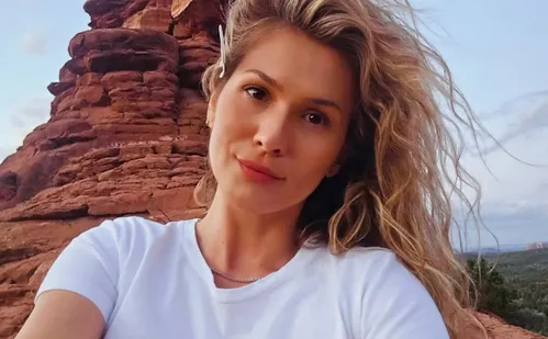 
          Imagem ilustrativa da imagem Lívia Andrade relata pânico em voo com falha mecânica: 'rezei todas as orações'
          