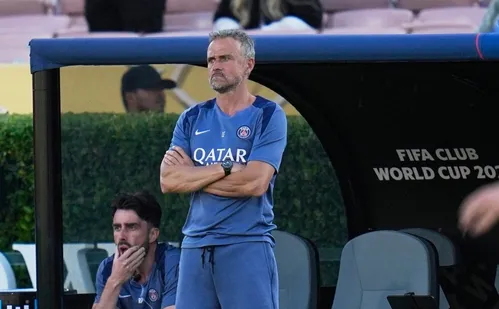 
          Imagem ilustrativa da imagem Luis Enrique elogia Botafogo: ‘Quem melhor marcou o PSG na temporada’
          