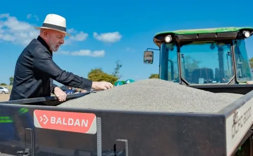
          Imagem ilustrativa da imagem Lula lança programa para recuperar solo de agricultores familiares
          