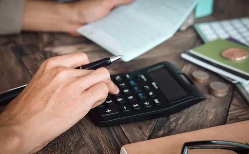 
          Imagem ilustrativa da imagem Mais idosos superendividados pedem socorro para limpar nome
          