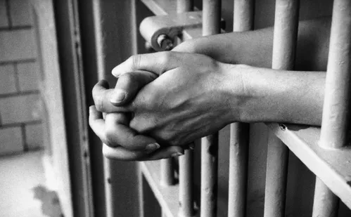 
          Imagem ilustrativa da imagem Maníaco do Parque aguarda soltura e extraiu sozinho os dentes, diz advogada
          