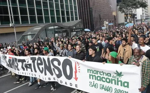 
          Imagem ilustrativa da imagem Marcha da Maconha reúne público a favor da legalização da cannabis
          