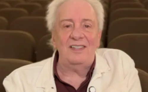 
          Imagem ilustrativa da imagem Marco Nanini adota ponto eletrônico no teatro: 'Não está nada na ponta da língua'
          