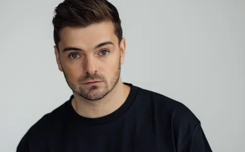 
          Imagem ilustrativa da imagem Martin Garrix confirma turnê no ES e promete eletrizar Guarapari em janeiro
          