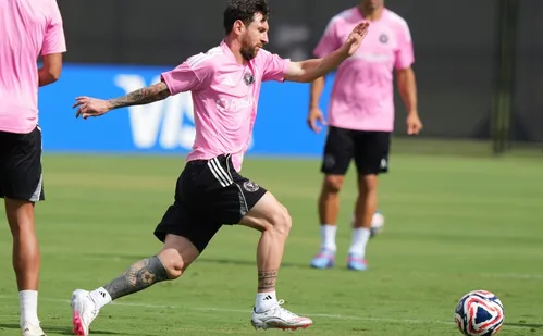 
          Imagem ilustrativa da imagem Mascherano tem 'expectativas' em Messi no Mundial e reclama da falta de reforços
          