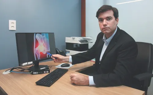 
          Imagem ilustrativa da imagem Médico explica infecção que afastou sertanejo dos palcos
          