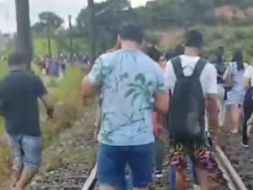 
          Imagem ilustrativa da imagem Metrô do Recife volta a dar problema e passageiros andam pelos trilhos
          