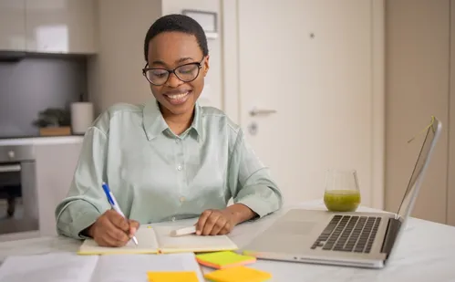 
          Imagem ilustrativa da imagem Ministério determina e cinco cursos universitários terão 100% de aulas presenciais
          