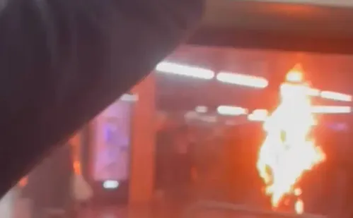 
          Imagem ilustrativa da imagem Morre idoso que ateou fogo ao próprio corpo no Metrô de SP
          