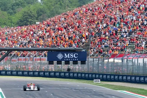 
          Imagem ilustrativa da imagem Morte de Senna, alta velocidade e traçado desafiador: Ímola fica entre o luto e o encanto na F1
          