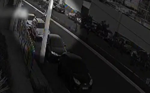 
          Imagem ilustrativa da imagem Motociclista atropela bola chutada para fora de estádio, cai e quebra a perna
          