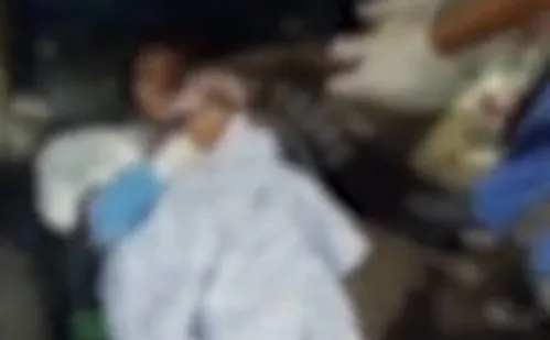 
          Imagem ilustrativa da imagem Mulher dá a luz no meio da rua, é socorrida e deixa bebê no hospital em Vitória
          