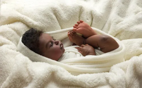 
          Imagem ilustrativa da imagem Multa de até R$ 30 mil para quem utilizar bebê reborn para obter benefícios
          