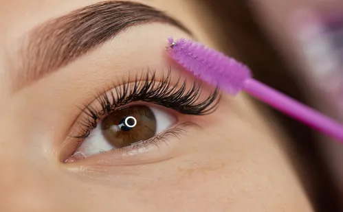 
          Imagem ilustrativa da imagem O perigo da moda de passar máquina nos cílios
          