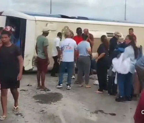 
          Imagem ilustrativa da imagem Ônibus que seguia para Porto de Galinhas com turistas tomba na pista
          