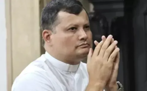 
          Imagem ilustrativa da imagem Padre desaparecido em Alagoas é encontrado preso no telhado
          