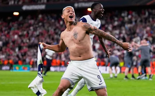 
          Imagem ilustrativa da imagem Pai de Richarlison enaltece o filho após título inédito: "Ele estava preparado"
          