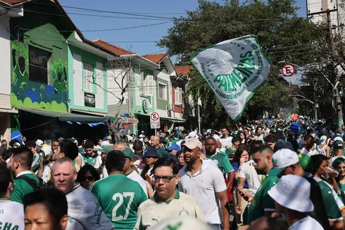 
          Imagem ilustrativa da imagem Palmeirenses se ‘reforçam’ com Rocky na Filadélfia durante Mundial e mantêm festa viva em SP
          