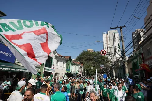 
          Imagem ilustrativa da imagem Palmeirenses se ‘reforçam’ com Rocky na Filadélfia durante Mundial e mantêm festa viva em SP
          