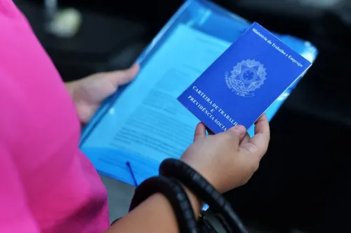 
          Imagem ilustrativa da imagem Senado aprova consignado CLT e estende programa a motoristas e entregadores de apps
          