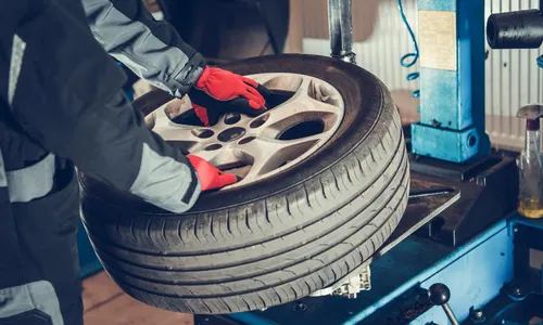 
          Imagem ilustrativa da imagem Pneus desgastados elevam risco de acidentes em dias de chuva
          