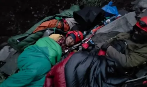 
          Imagem ilustrativa da imagem Governador admite falta de estrutura para resgatar Juliana Marins em área de vulcão na Indonésia
          