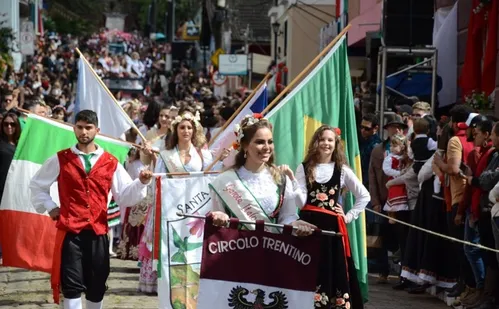 
          Imagem ilustrativa da imagem Polenta com linguiça à vontade em carretela de Santa Teresa
          