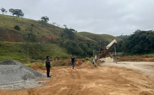 
          Imagem ilustrativa da imagem Polícia Federal e Ibama fazem operação de combate à extração ilegal de areia no ES
          