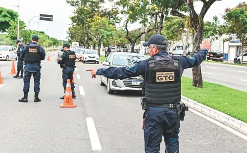 
          Imagem ilustrativa da imagem Polícia prende “coiotes” em blitz do bafômetro
          