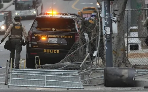 
          Imagem ilustrativa da imagem Policial atinge repórter com bala de borracha durante protestos em Los Angeles
          