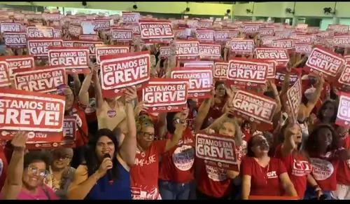 
          Imagem ilustrativa da imagem Professores do Recife rejeitam proposta da prefeitura e entram em greve
          