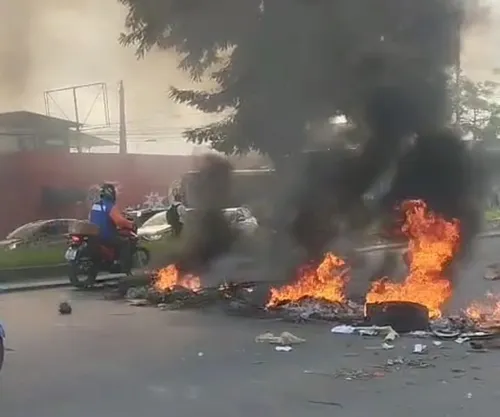 
          Imagem ilustrativa da imagem Protesto bloqueia por quase 3 horas PE-05 em Camaragibe após acidente fatal
          
