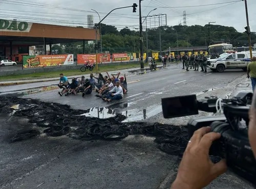 
          Imagem ilustrativa da imagem Protesto em Camaragibe contra ação policial que resultou na morte de trabalhador
          