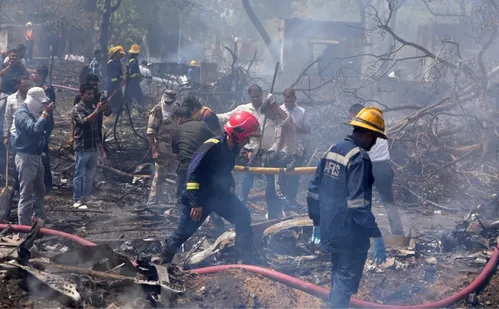 
          Imagem ilustrativa da imagem Polícia afirma que há dois sobreviventes de queda de avião na Índia
          