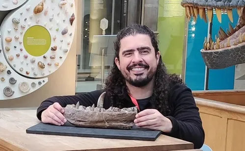 
          Imagem ilustrativa da imagem Quem é Pirula, biólogo com 1 milhão de seguidores que sofreu AVC
          