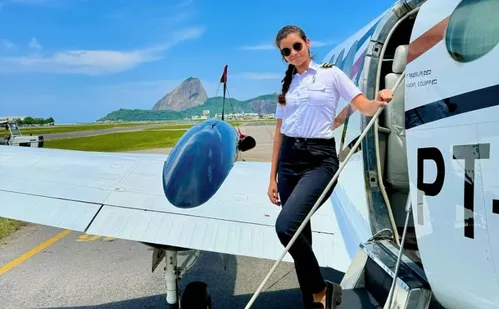 
          Imagem ilustrativa da imagem Quem é a piloto de 23 anos responsável pelo pouso de emergência de Lívia Andrade
          
