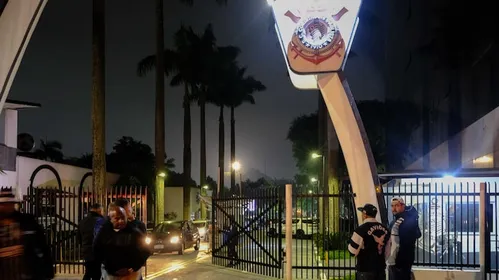 
          Imagem ilustrativa da imagem Quem é o presidente do Corinthians? Entenda o que alegam as partes após caos no Parque São Jorge
          