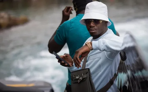 
          Imagem ilustrativa da imagem Rapper francês Werenoi morre aos 31 anos, pouco antes de se apresentar em show
          