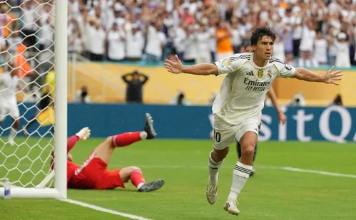 
          Imagem ilustrativa da imagem Real Madrid vê joia decidir e elimina Juventus pelas oitavas do Mundial
          