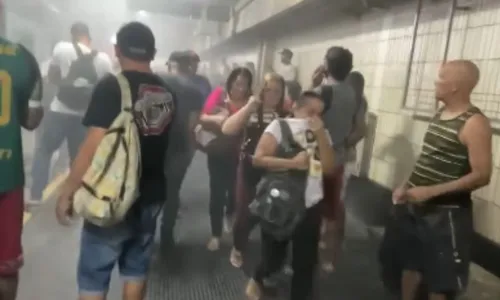 
          Imagem ilustrativa da imagem Metrô vira sinônimo de insegurança e atraso; novo incidente expõe sucateamento
          
