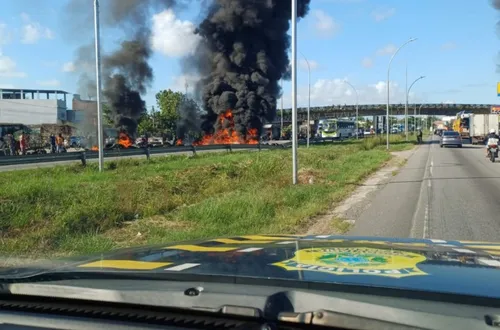
          Imagem ilustrativa da imagem Recife amanhece com protestos de carroceiros causando transtornos no trânsito
          