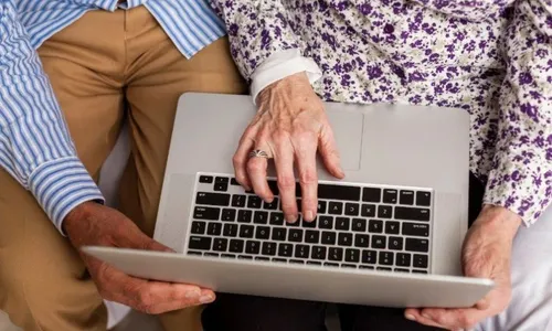 
          Imagem ilustrativa da imagem Recife: curso ensina idosos a usar WhatsApp, YouTube e apps de forma gratuita
          